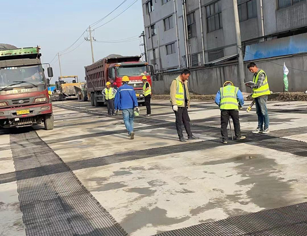 商水老材料的新故事：玻璃纤维土工格栅如何在‘白改黑’浪潮中重获新生？